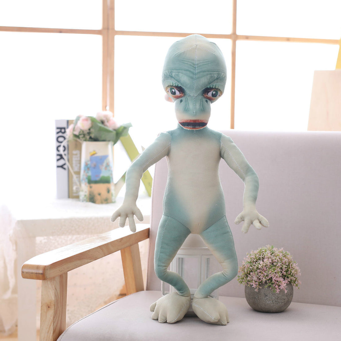 Sand sculpture alien pillow