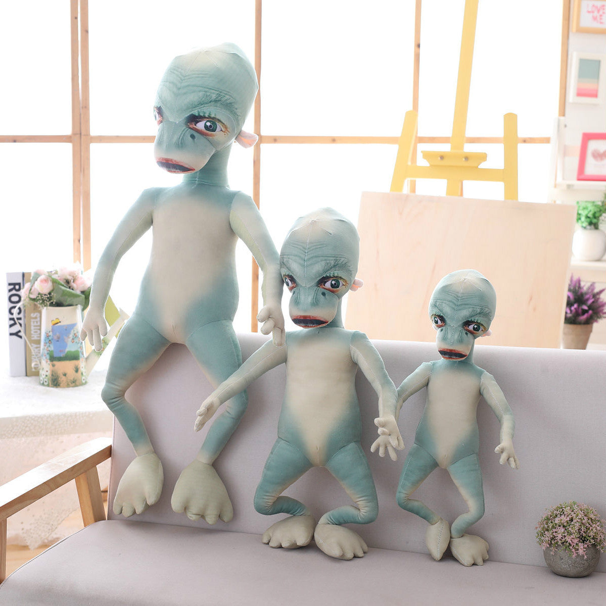 Sand sculpture alien pillow